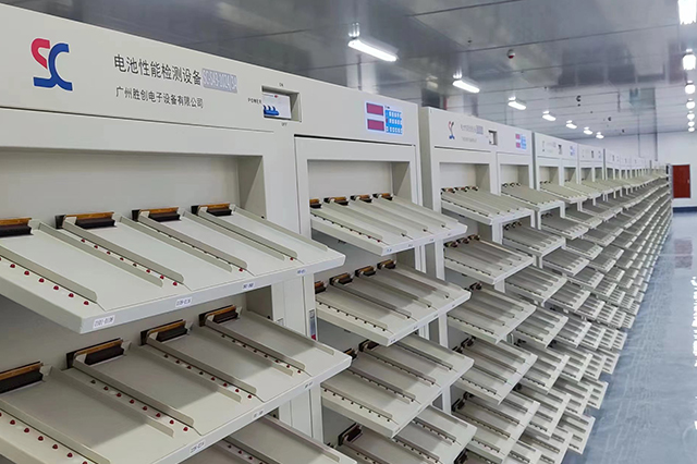 锂电池的能量密度远高于铅酸电池,使其在电动汽车等领域具有优势。